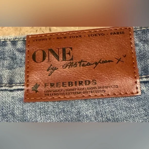 One Teaspoon Light Blue Distressed Women’s Boyfriend Jeans
Sz 29 - Picture 12 of 16